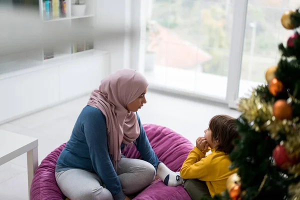 Famiglia Araba Con Albero Capodanno — Foto Stock