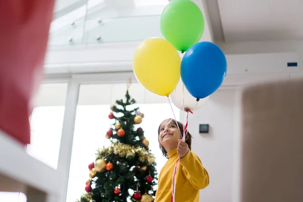 Enfant Avec Des Ballons Arbre Noël — Photo