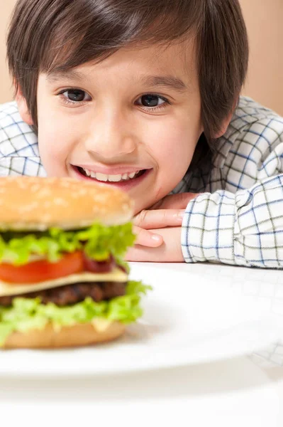 ハンバーガーを食べる子が閉じます — ストック写真