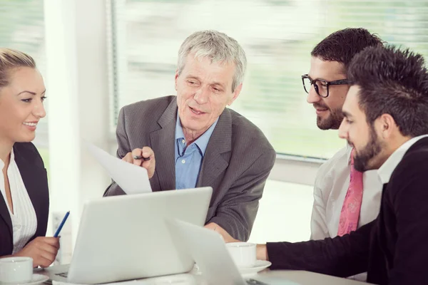 Empresários Executivos Que Reúnem Usando Laptop — Fotografia de Stock