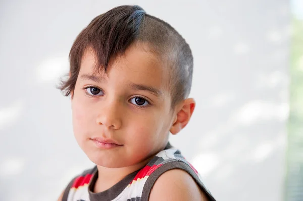 Garçon Avec Coupe Cheveux Fou — Photo