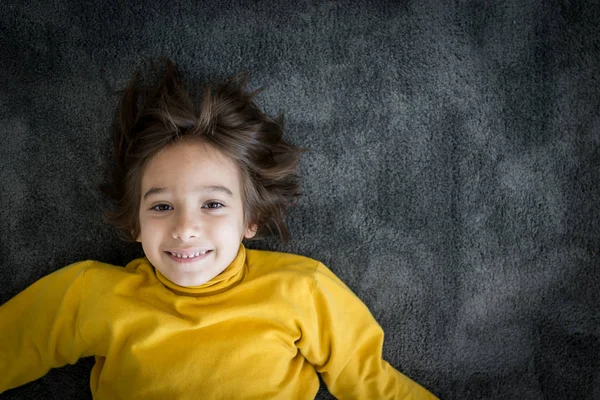 Klein Schattig Jongetje Glimlachend Portret — Stockfoto