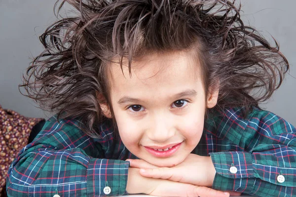 Joven Chico Hace Expresiones Faciales —  Fotos de Stock