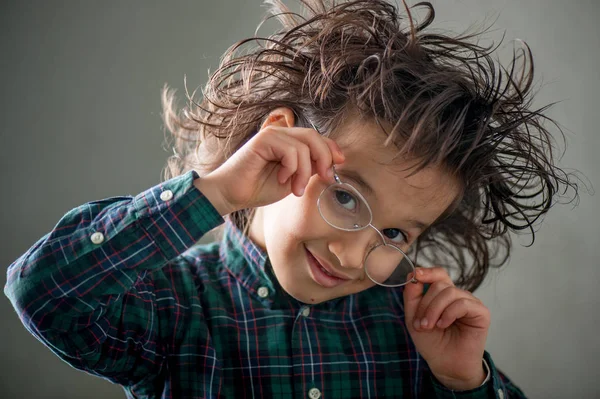 Menino Usando Óculos — Fotografia de Stock