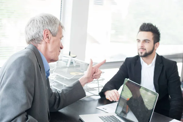 Empresários Executivos Que Reúnem Usando Laptop — Fotografia de Stock