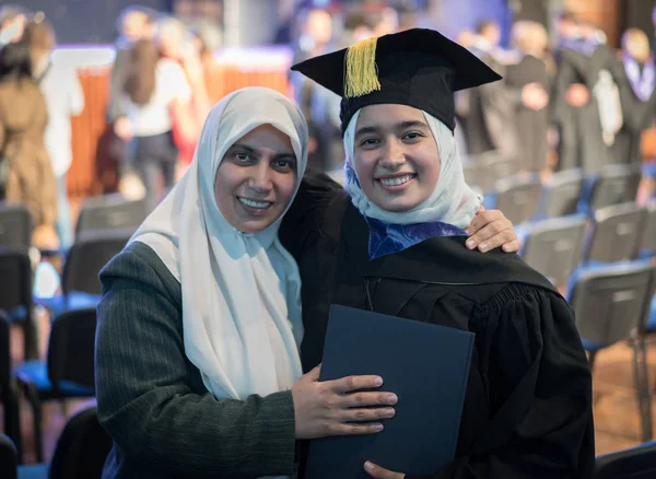 Muszlim Diáklány Diplomaosztón Büszke Anyával — Stock Fotó