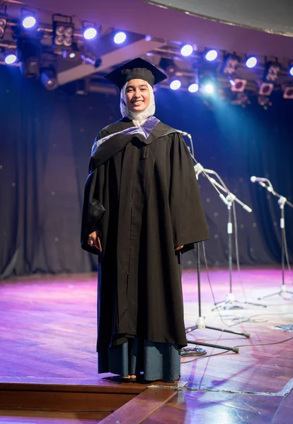 Muszlim Diáklány Diplomaosztón — Stock Fotó