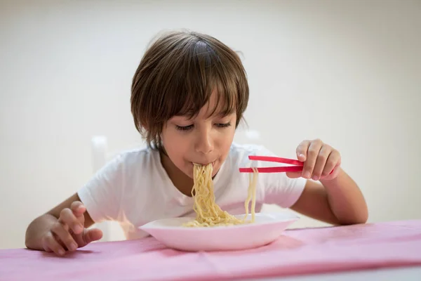 Menino Com Cabelos Longos Comendo Espaguete — Fotografia de Stock