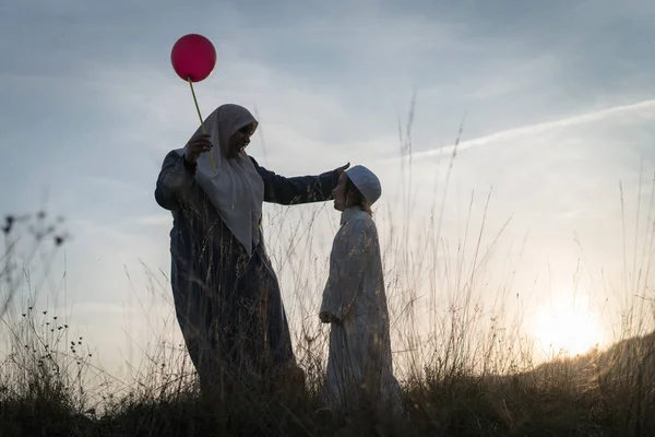 Mère Fils Arabes Dans Pré Herbeux — Photo