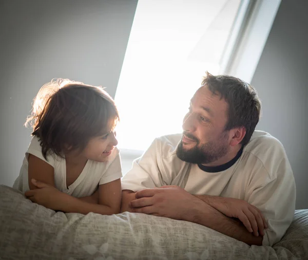 Zoon Vader Thuis Aan Het Praten — Stockfoto