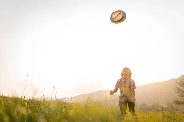 Enfant Sur Beau Terrain Gazonné — Photo