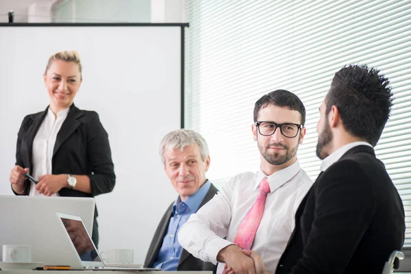 Affärsmän Och Chefer Som Har Möte Med Bärbar Dator — Stockfoto