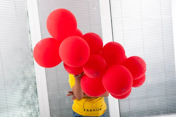 Jungen Und Mädchen Genießen Geburtstagsparty — Stockfoto