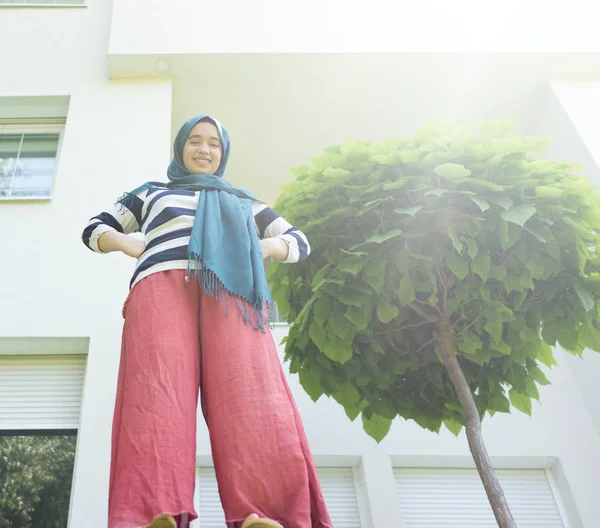 Menina Muçulmana Jardim Bela Casa Moderna — Fotografia de Stock