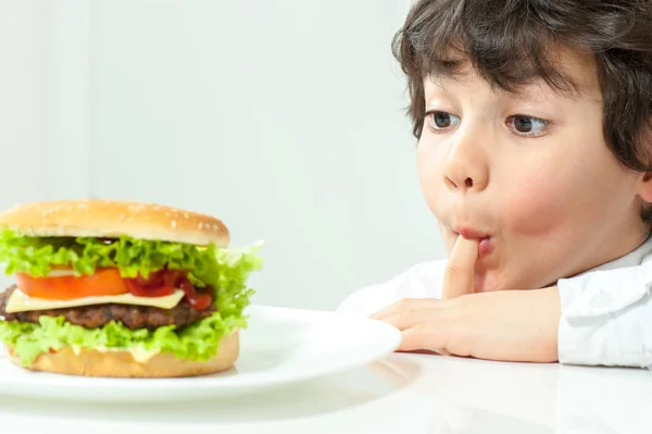 Παιδί Τρώει Χάμπουργκερ Από Κοντά — Φωτογραφία Αρχείου