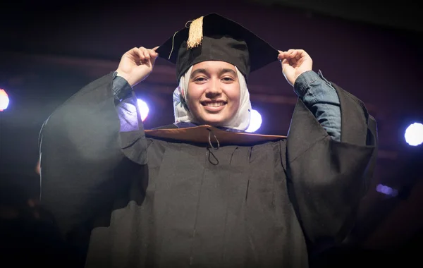 Muslim Female Student Graduation Ceremony — Stock Photo, Image