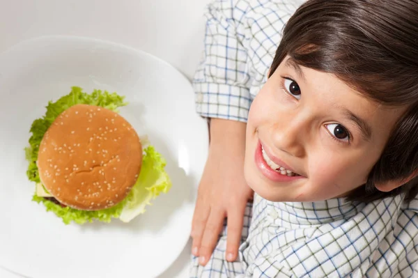 Kind Isst Burger Aus Nächster Nähe — Stockfoto