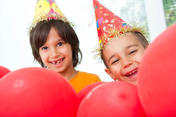 誕生日パーティーを楽しむ男の子と女の子 — ストック写真