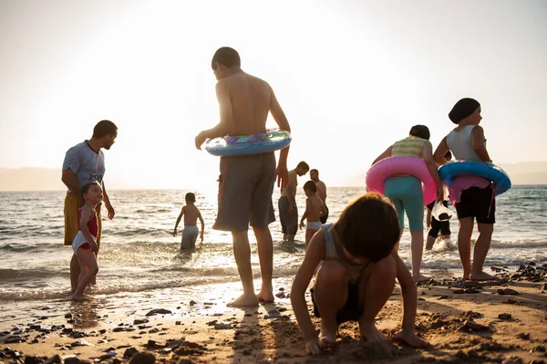 Vrienden op het strand — Stockfoto