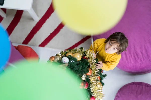 Bambino Con Palloncini Albero Natale — Foto Stock