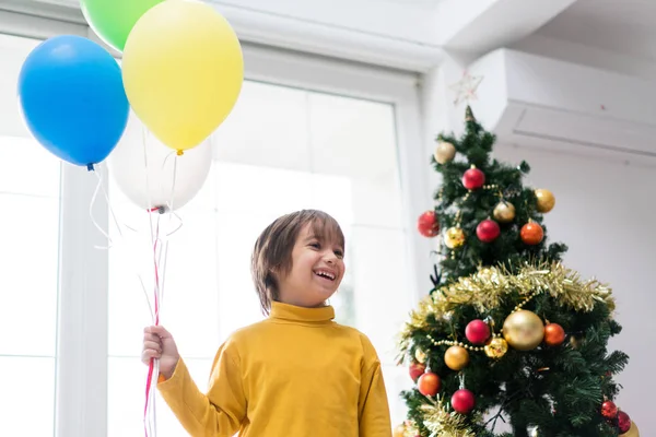 Enfant Avec Des Ballons Arbre Noël — Photo