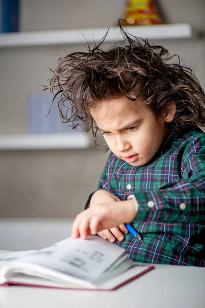 Jong Jongen Studeren Close — Stockfoto