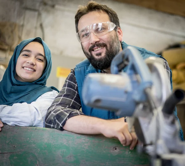 Muslimische Männer Und Frauen Der Werkstatt Arbeiten Zusammen — Stockfoto