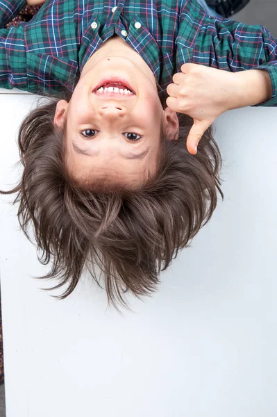 Junge Mit Langen Haaren — Stockfoto