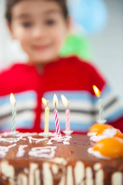 男孩和女孩享受生日派对 — 图库照片