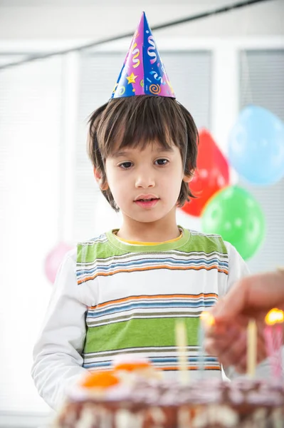 Jungen Und Mädchen Genießen Geburtstagsparty — Stockfoto