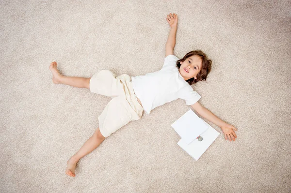 Niño Feliz Disfrutando Vida —  Fotos de Stock