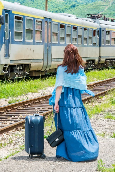Vista Trasera Mujer Con Equipaje Pie Delante Del Tren —  Fotos de Stock