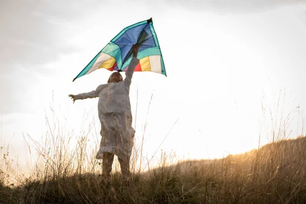 Enfant Arabe Dans Une Prairie — Photo