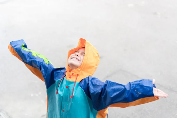 Menino Bonito Para Fora Para Chuva Degustação — Fotografia de Stock