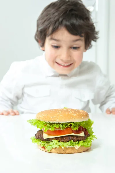 ハンバーガーを食べる子が閉じます — ストック写真