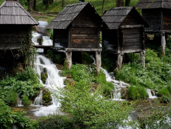河上的旧木制水磨坊 — 图库照片