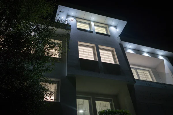 Nachtansicht Des Weißen Schönen Modernen Hauses — Stockfoto