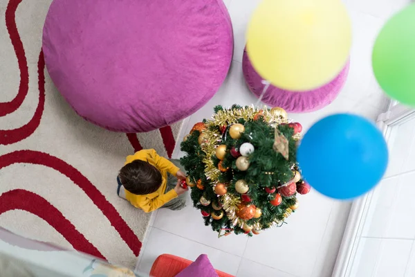 Criança Com Balões Árvore Natal — Fotografia de Stock