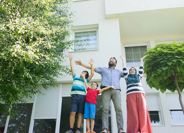 Família Muçulmana Frente Bela Casa Moderna Fotografia De Stock