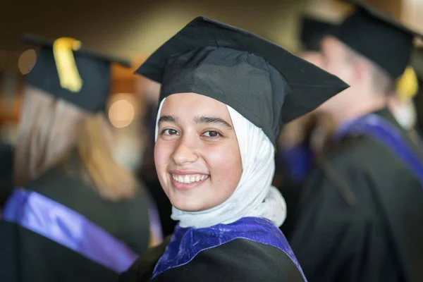 Студентка Мусульманка Выпускной Церемонии Лицензионные Стоковые Изображения