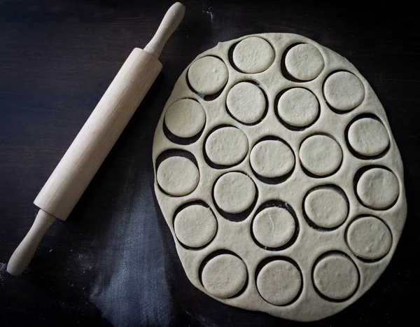 Mesa Com Donuts Caseiros Durante Processo Fotografia De Stock