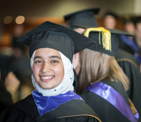 卒業式のムスリム女子学生 ロイヤリティフリーのストック写真