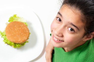 Hamburger yiyen çocuk.