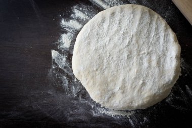 Yuvarlak broşlu ev yapımı hamur.