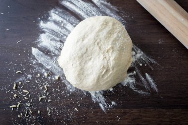 Yuvarlak broşlu ev yapımı hamur.