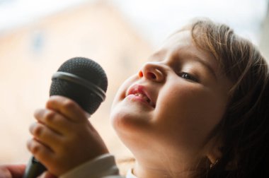 Çocuk şarkı söylüyor.