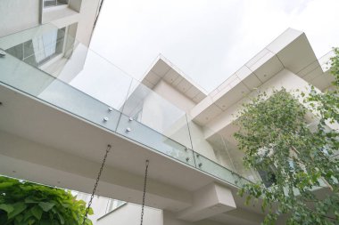 Yeni beyaz, güzel, modern ev