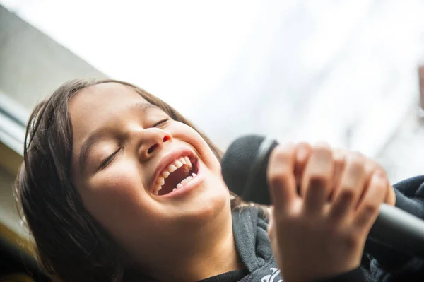 Ragazzo Cantare Vicino — Foto Stock