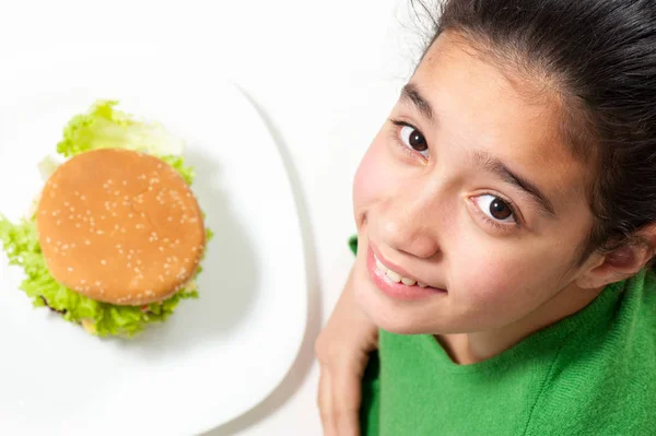 ハンバーガーを食べる子が閉じます — ストック写真