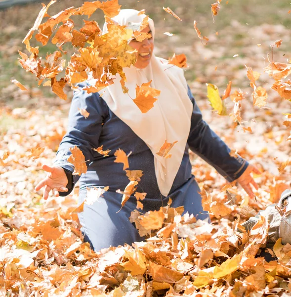 Mujer Árabe Musulmana Hojas Otoño —  Fotos de Stock